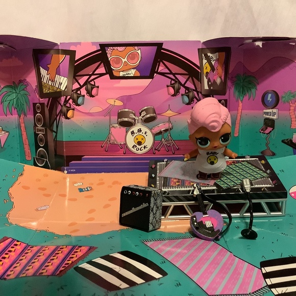 LOL Surprise Furniture Series 2 Grunge Grrl  Music Festival - Picture 1 of 11